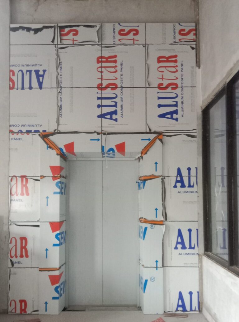 Pemasangan ACP pada pintu lift Hotel Aluminium dengan desain interior modern dan elegan