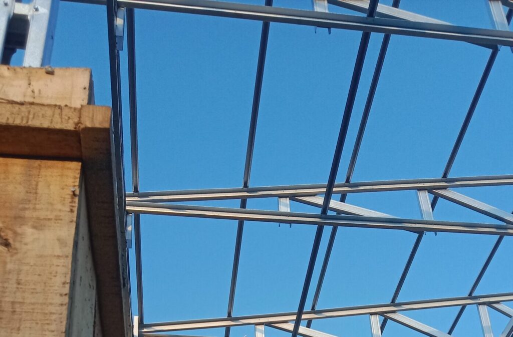Perbandingan baja ringan dan kayu untuk rangka atap rumah