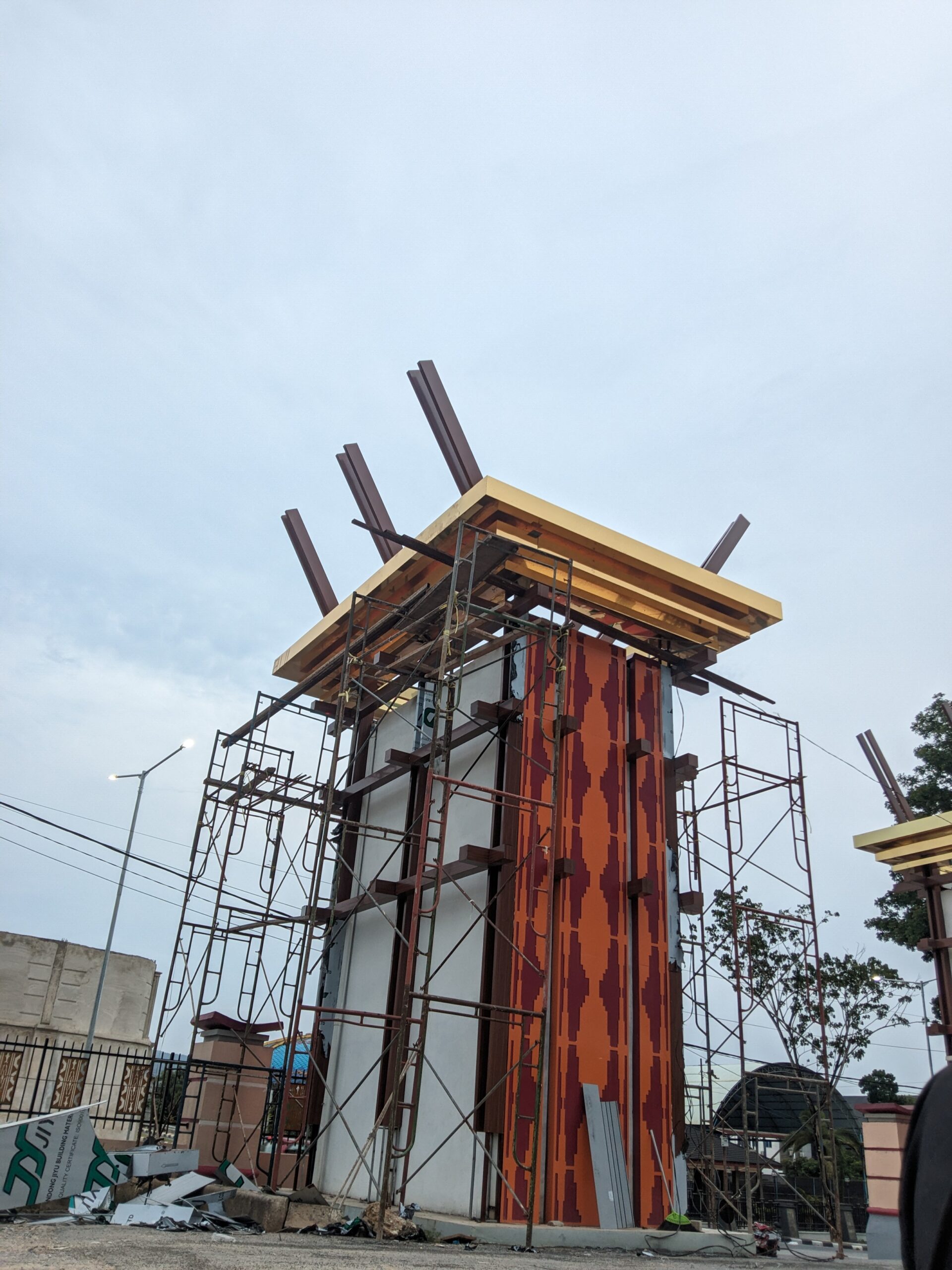 Pemasangan Aluminium Composite Panel ACP untuk hotel dan kantor di Kendari