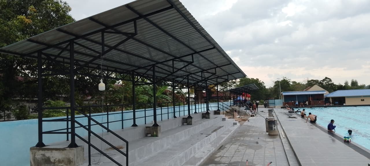 Proyek pembangunan tribun kolam renang menggunakan struktur baja di Kendari