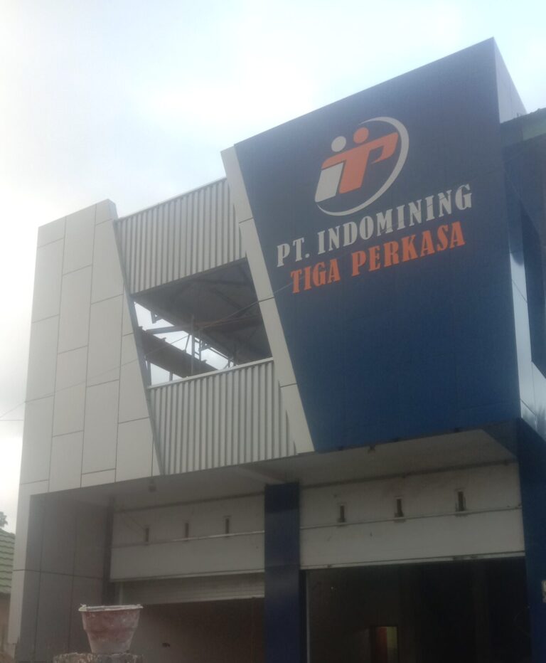 Pemasangan ACP Aluminium Composite Panel pada bangunan kantor di Morowali dengan desain modern dan profesional
