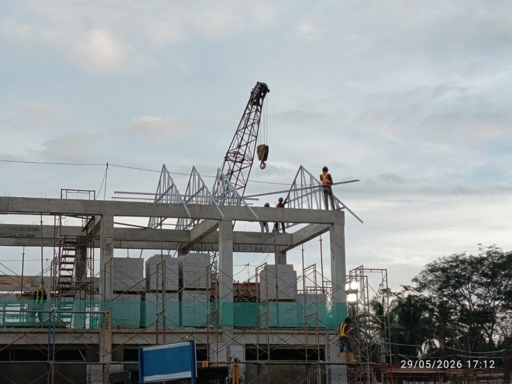 Pemasangan baja ringan Kendari pada proyek bangunan sekolah dengan konstruksi atap baja ringan yang kokoh dan presisi